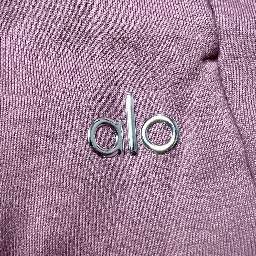 ALO Yoga Smokey Quartz sweatpants 

Size XS

Never worn!